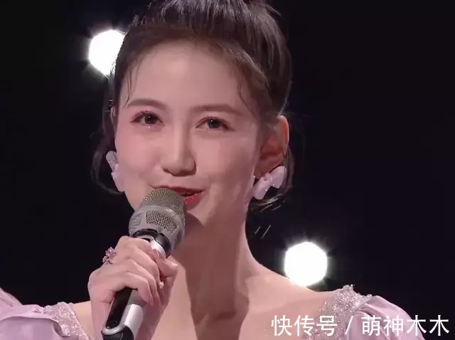 湖南台新主持跨年亮相即翻车，找不到镜头不会接话，何炅都带不动