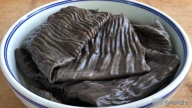 人造肉炒菠菜，想不到这么好吃，做法简单又快速，吃1次就忘不了