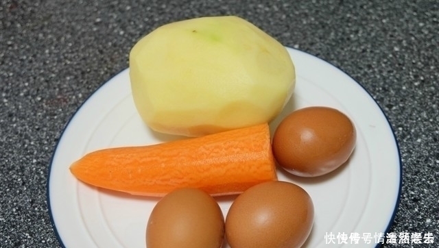 鸡蛋|1个土豆3个鸡蛋，煎出2份早餐饼，不加水不加面，做法简单又好吃