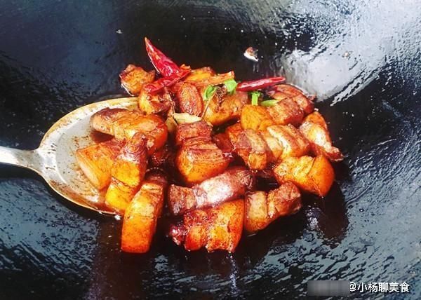 五花肉|为什么饭店做的红烧肉，肥而不腻，软糯入味？秘诀就在这里