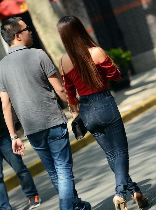 裙子|贴身束腰的瑜伽裤，裙子是个不错的选择，显得瘦高