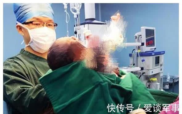 父母们|婴儿对着母亲“微笑”,医生伸手就是一巴掌,了解原因后宝妈道谢