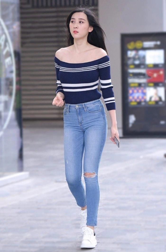 牛仔裤|蓝白条纹针织衫,搭配修身牛仔裤,一如既往的时尚耐看