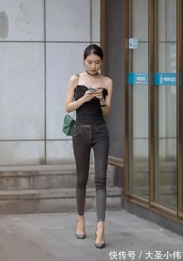 瘦腰 美女街拍:白色露腰瘦腰搭配黑色牛仔打底裤,不宜过于繁杂,同时注意细节