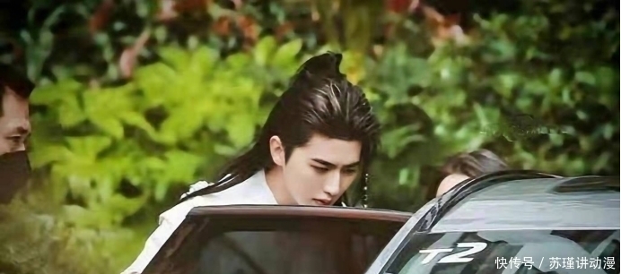 蔡徐坤|蔡徐坤路透有多帅?白衣素袍十分抢眼,网友:风度翩翩的公子!