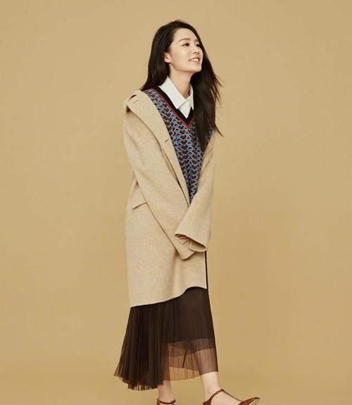 奔五的女人，穿衣不要太繁琐！初冬学会这样搭，越简单越高级