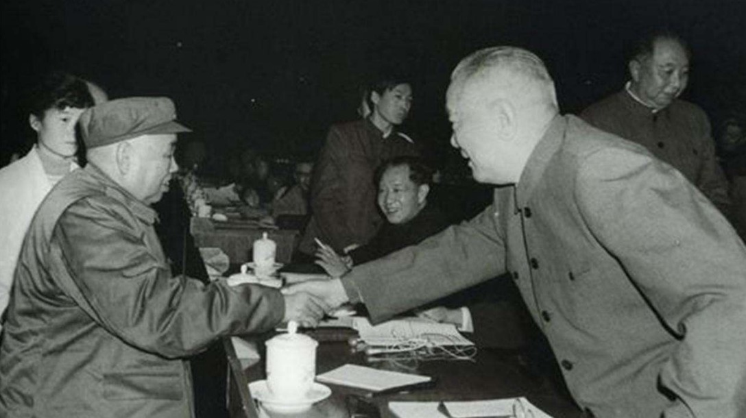 年后|他是许世友的勤务兵，4年后许当上副军长，他却成为许的顶头上司