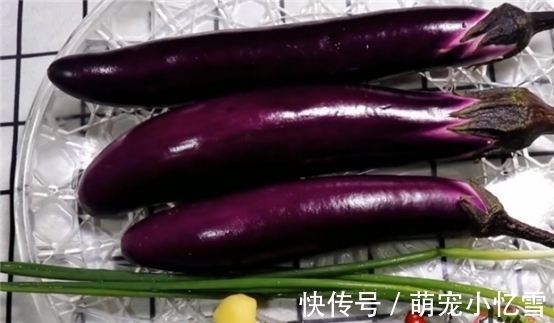 炒茄子|炒茄子时,先放油就大错特错了,多加一步,茄子不吸油还软嫩,