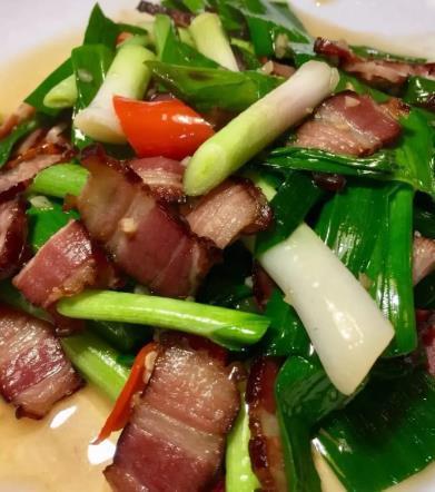 炒腊肉时,别直接下锅炒!大厨教你这2招,腊肉咸香美味,好吃!
