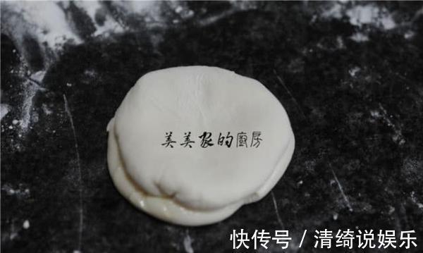 烙饼要暄软，用对水是关键，这样和面，凉了饼也特别软！