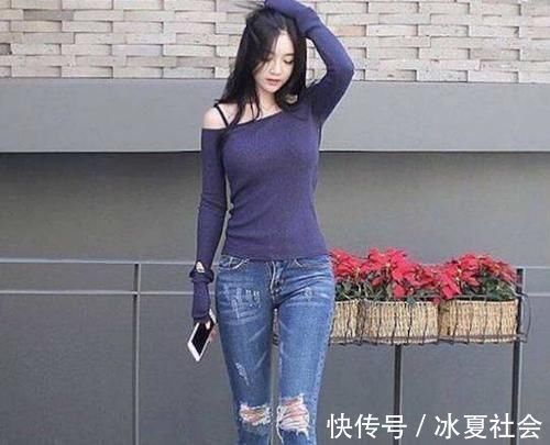 美女 青春活泼的牛仔裤美女,修长长腿穿出舒适感,给人种精致的女人味