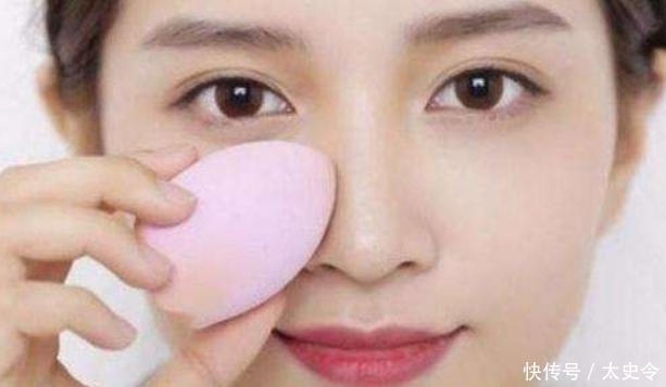 皮肤|美妆师提醒:女人涂粉底时,牢记这“三点”,不然皮肤显老又暗沉