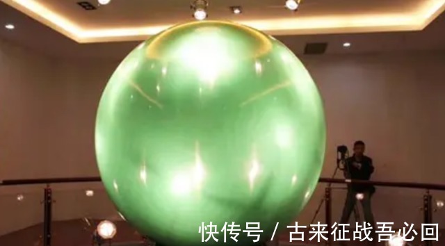 夜明珠@男子承包矿山挖出重6吨夜明珠,估值26亿卖不掉,放在公园成路灯