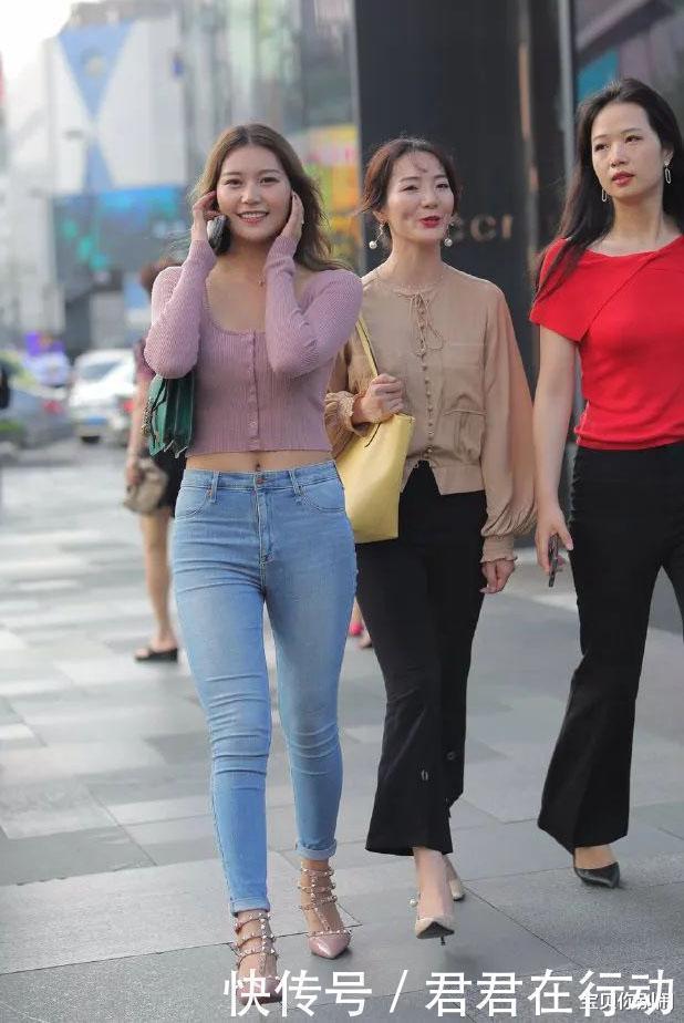 牛仔裤怎么穿搭显瘦不臃肿试试搭一件针织小开衫，时尚又显身材