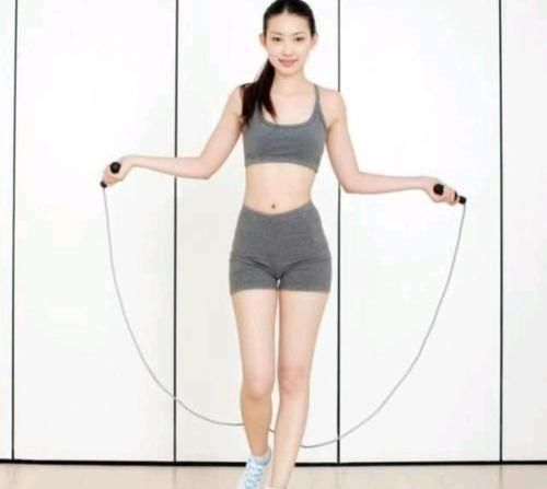 马甲线|跳绳是一种能锻炼出马甲线的运动，跳绳前注意这些事，有助于减肥