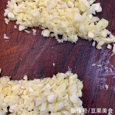 家常|人气家常下饭菜蒜蓉粉丝蒸丝瓜，一秒征服家人的胃