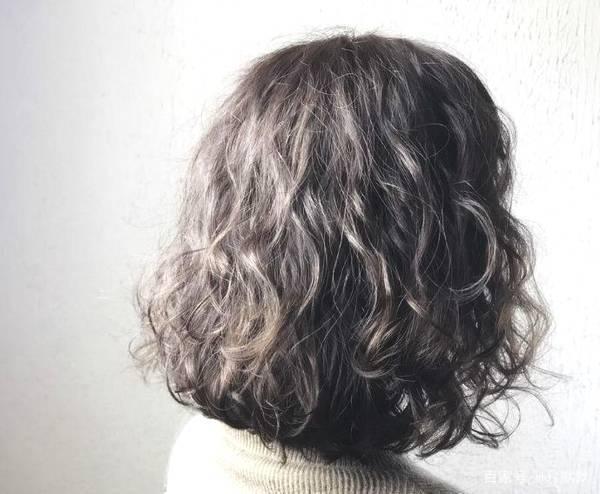 头发|“赔偿我20万元钱!”女生花1000元染发后,变“狗啃式”出不了门