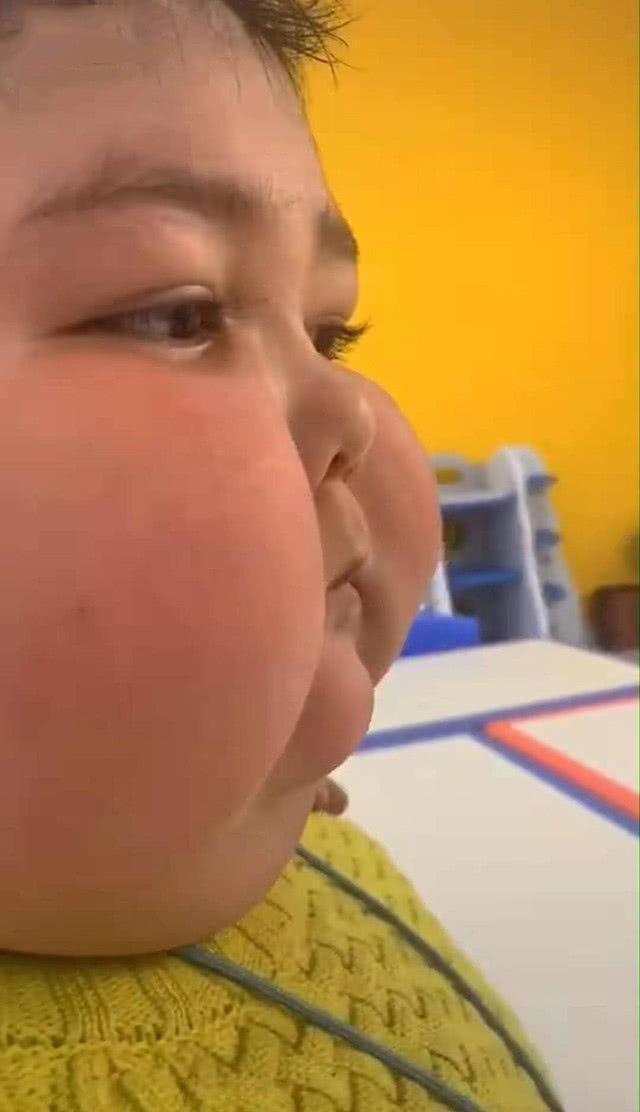 宝妈|宝妈晒图炫耀娃“屁桃脸”,双颊感觉要溢出画面,网友:可爱过头