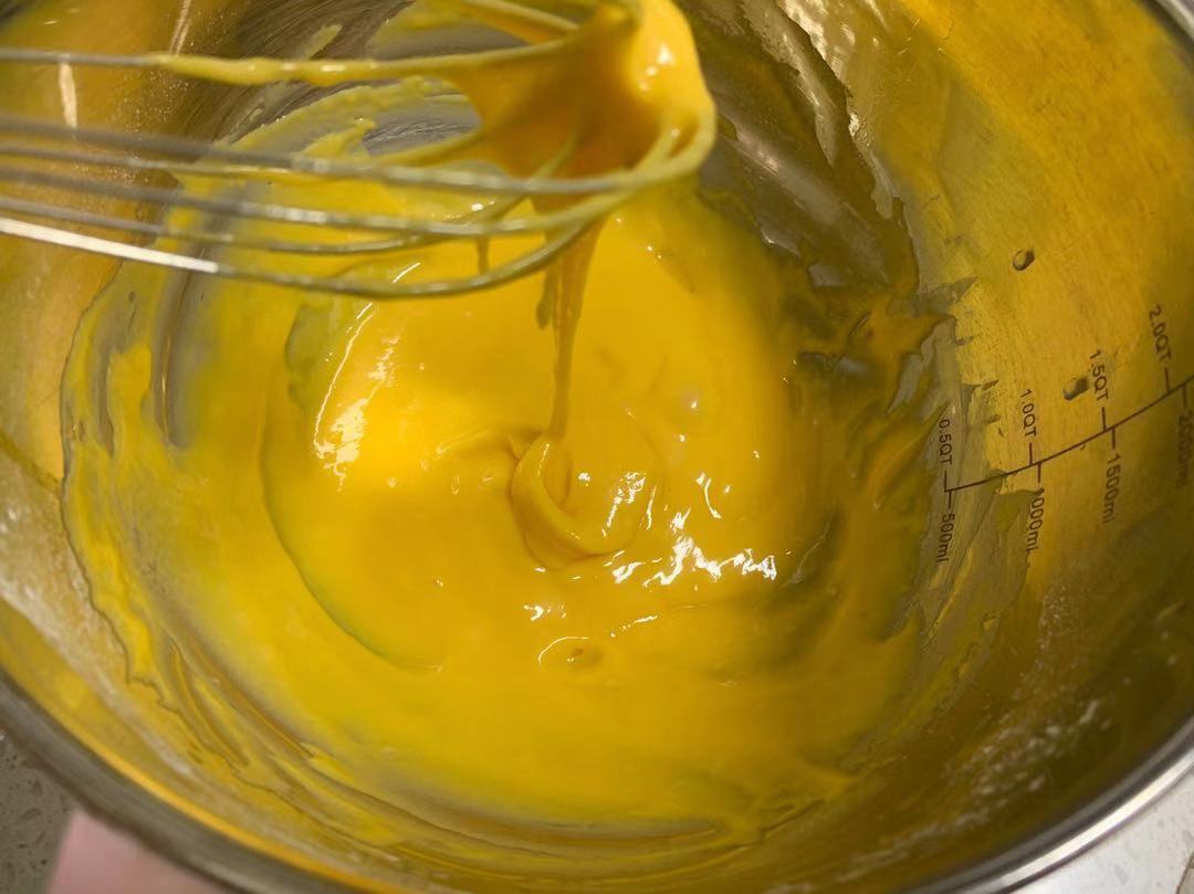 这蛋糕比肉松面包还好吃,奶香浓郁,细腻香软,咬一口还爆浆