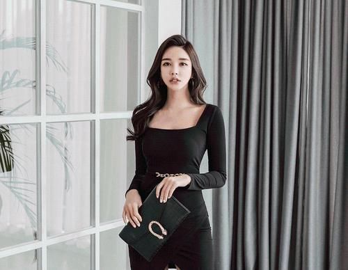 小姐姐 黑色连衣裙搭配黑色高跟鞋，优雅又不失女人味