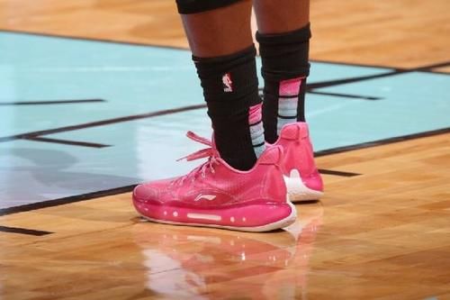 相信经常看博主发的球鞋上脚