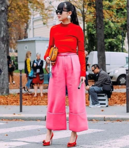 还在嫌弃红色土气？看过这些街拍搭配，发现红色前卫而摩登一面