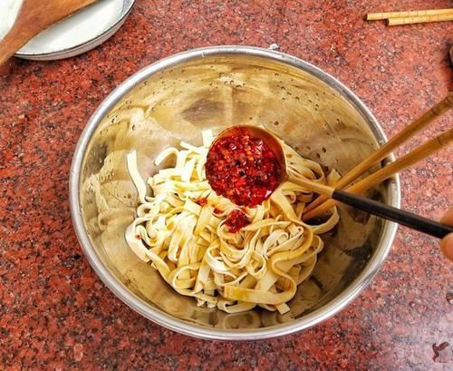 豆腐皮换一种新吃法,香辣开胃,简单一拌,超爽口