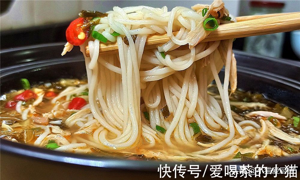 教你酸汤米粉做法，10分钟就能搞定，酸辣好吃早上来上一碗太爽了