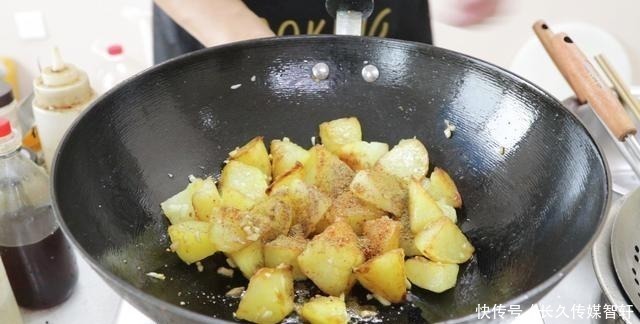 土豆这样做太好吃了,招待亲朋来一盘,比吃肉还受欢迎,先收藏了