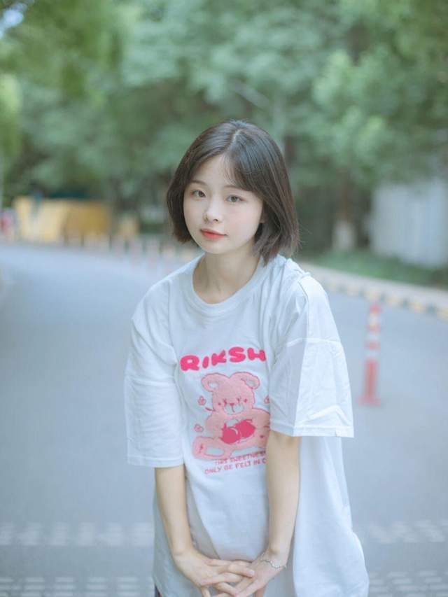 早秋|还在上学的女生可以这样穿,白色卫衣搭配百褶裙,款式百搭又休闲