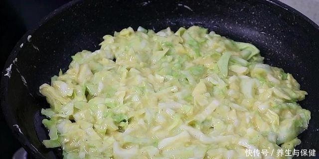 包菜|包菜最近火了，学会这个特色做法，不吃撑都停不下来，太馋人了