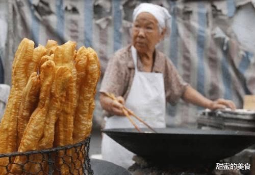 干面粉|八旬奶奶的炸油条方法,用泡打粉,小苏打全错,用“它”金黄酥脆