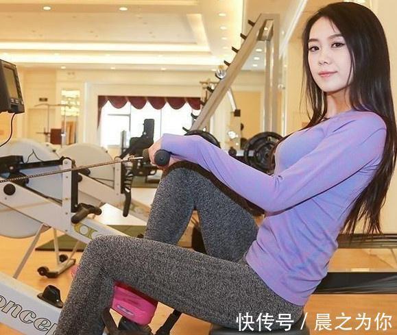 干净利落 时尚穿搭:帅气有范的打底裤美女,纤细的身材让人羡慕!