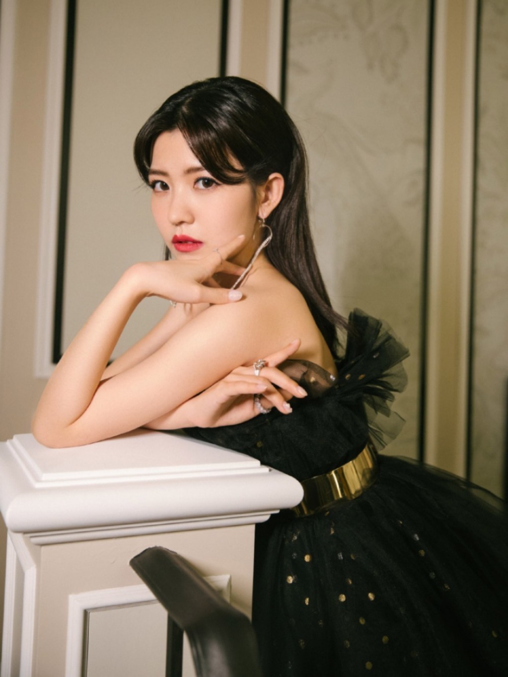 赖美云的“黑天鹅”造型超惊艳!抹胸纱裙大秀好身材,直角肩绝了