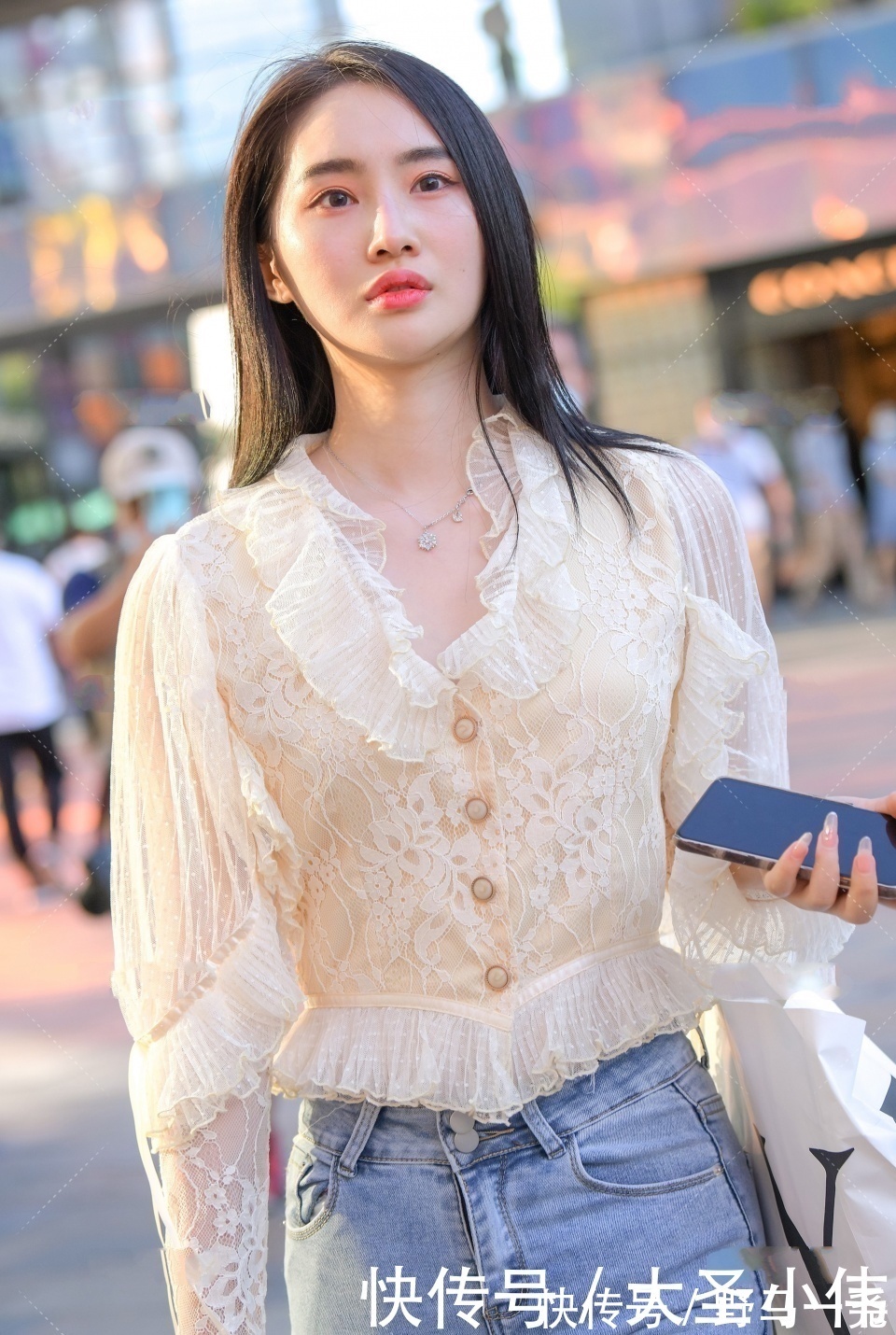 气质美女|美女街拍:非常迷人的气质美女,身材很不错,穿着漂亮的衣服去逛街很有自信