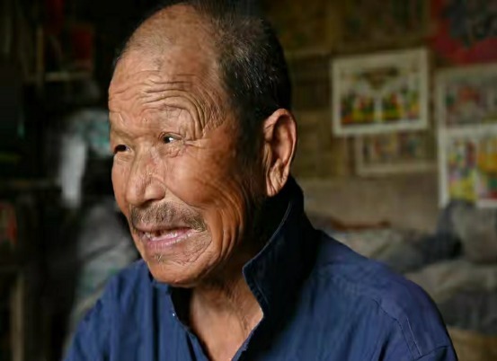 儿孙们|101岁农村爷爷,1天喝半斤白酒,生活方式奇特,逢人便讲长寿经验