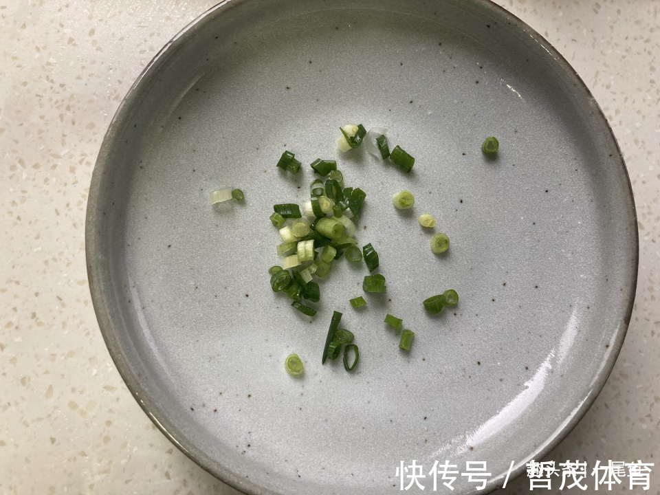 鸡蛋|三个鸡蛋加根葱，这样蒸一蒸，八分钟就出锅，鲜香美味很下饭