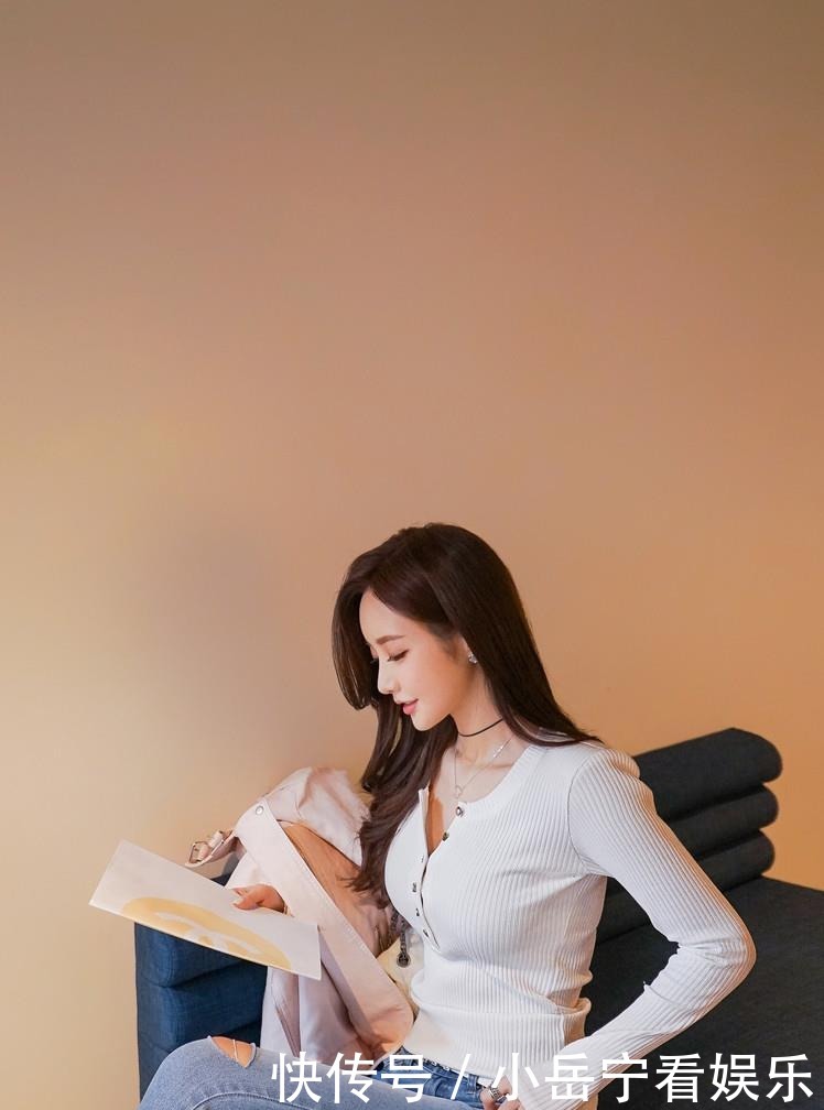 螺纹|超美珠珠:休闲小憩暇白螺纹开领打底衫!