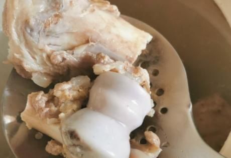 牢记|炖大骨汤时,牢记“1做2不放”,骨头汤香浓奶白味道香,无腥味