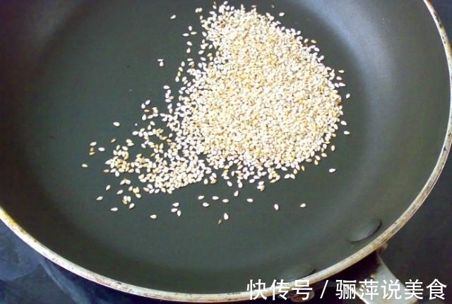 立冬,花盆挖洞埋下3种“宝贝”,花、叶蹭蹭冒,养啥都能“旺”