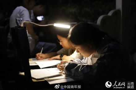 高三学生|高三学生震后安置点外挑灯夜战