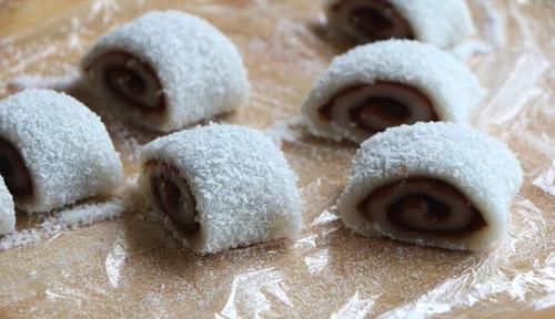 保鲜膜|夏天就馋糯米粉这做法，一蒸一卷就搞定，香甜软糯，吃1次忘不了