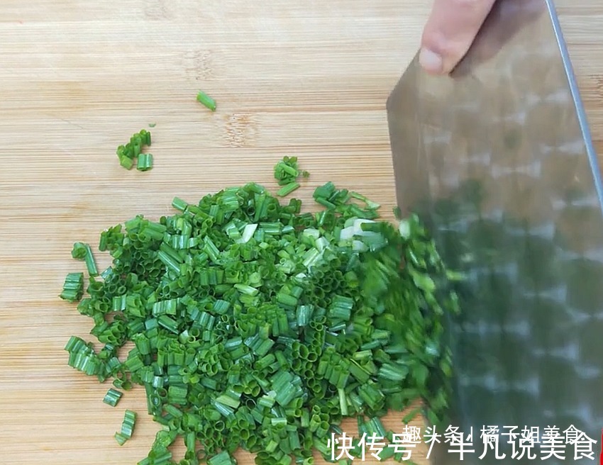 丸子的新做法，我们全家都吃撑了，又香又鲜，比韭菜丸子还要香