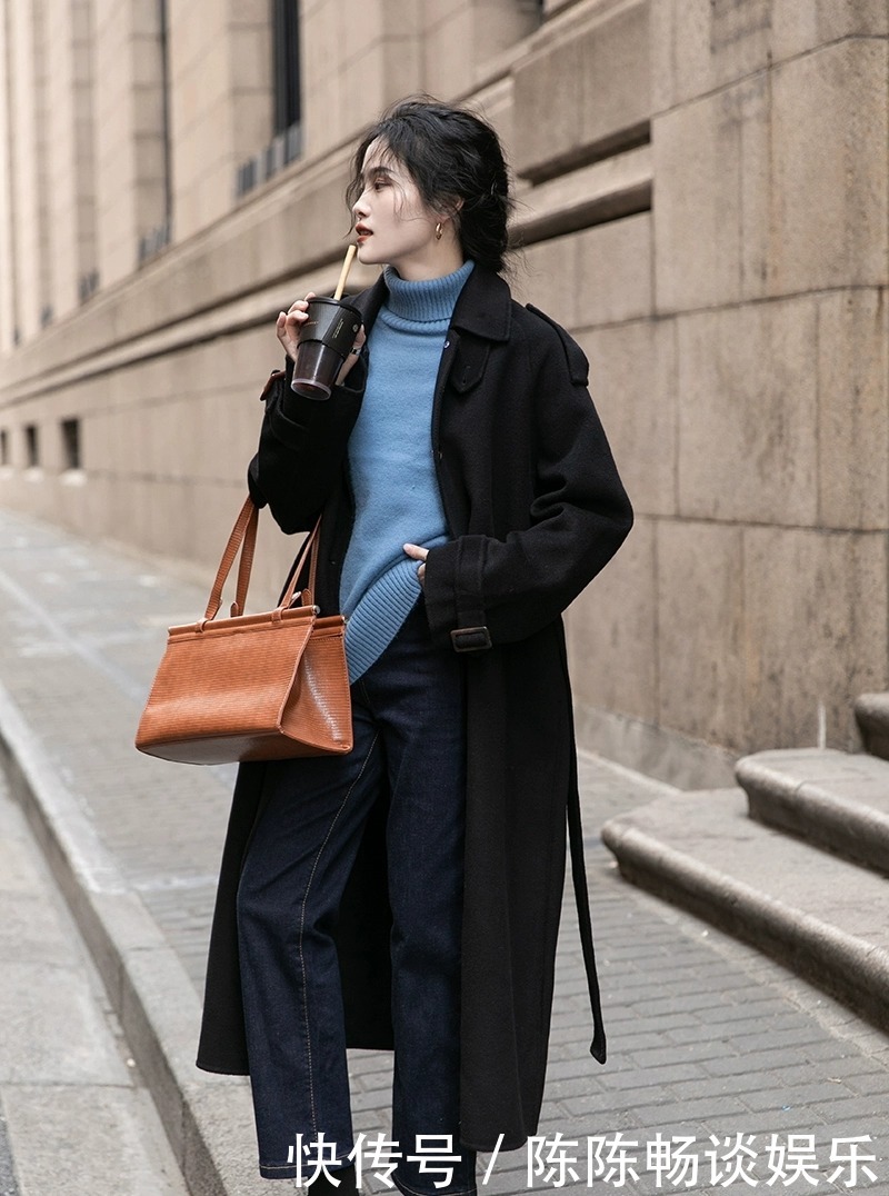 来凹造型|“雾霾蓝”已经过时了!冬天流行“奶油蓝色”毛衣,让你白得发亮