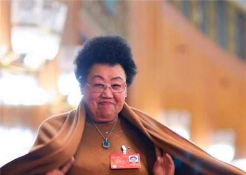 慈禧|她自称慈禧后裔,身价500亿,嫁“唐僧”为妻,不上桌全家不开饭