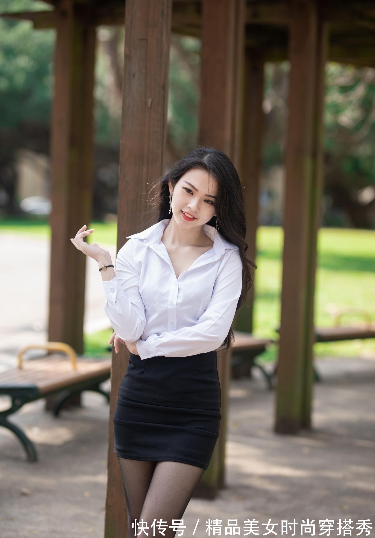 干练|经典的白色衬衫,搭配黑色的包臀短裙,干练又优雅
