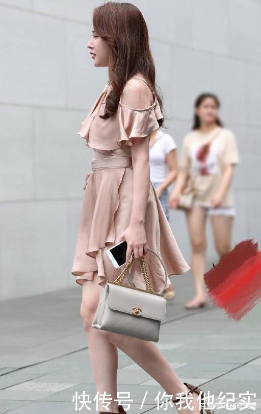 显得|焦糖色在华丽的礼服中显得很突出