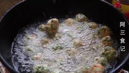 芹菜叶加豆腐一起做，实在太香了，营养又解馋，一次一大盘不够吃