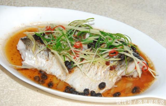 好吃|蒸鱼直接上锅蒸就行了吗教你一招,鱼不仅好吃,还不腥