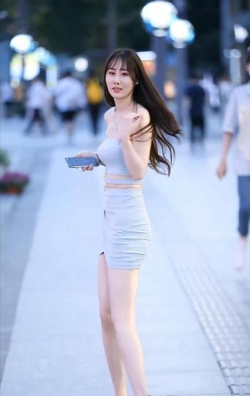 成熟魅力的女性,在穿搭上从不“服输”,不仅有清凉还有气质
